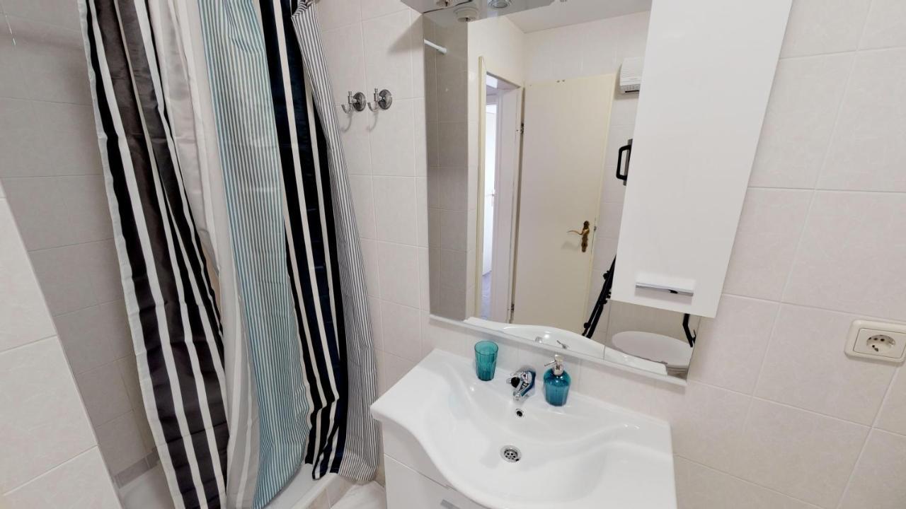 Lara Deluxe Superior 5 Star Apartment, Your Piece Of Heaven By The Sea & Park Новиград Екстериор снимка