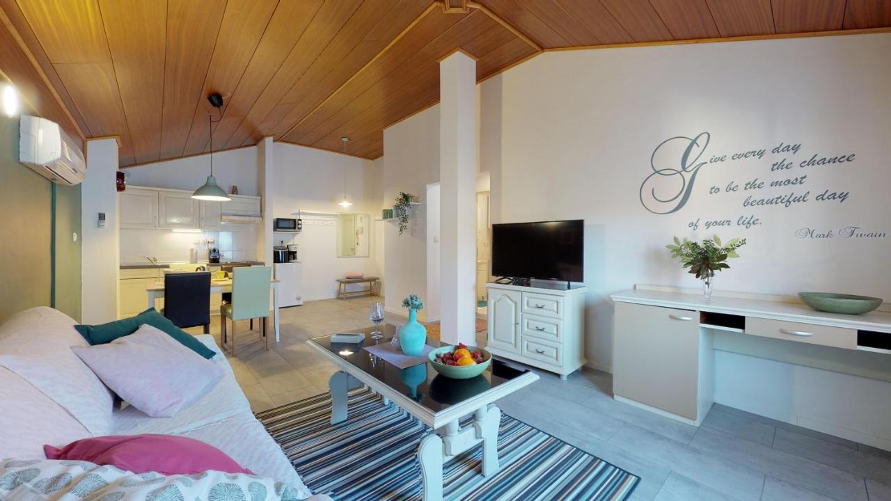 Lara Deluxe Superior 5 Star Apartment, Your Piece Of Heaven By The Sea & Park Новиград Екстериор снимка