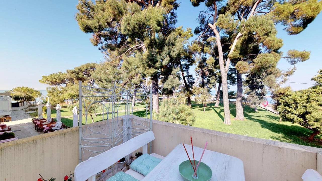 Lara Deluxe Superior 5 Star Apartment, Your Piece Of Heaven By The Sea & Park Новиград Екстериор снимка