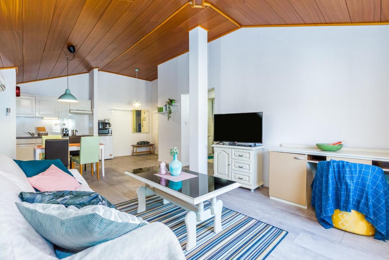 Lara Deluxe Superior 5 Star Apartment, Your Piece Of Heaven By The Sea & Park Новиград Екстериор снимка