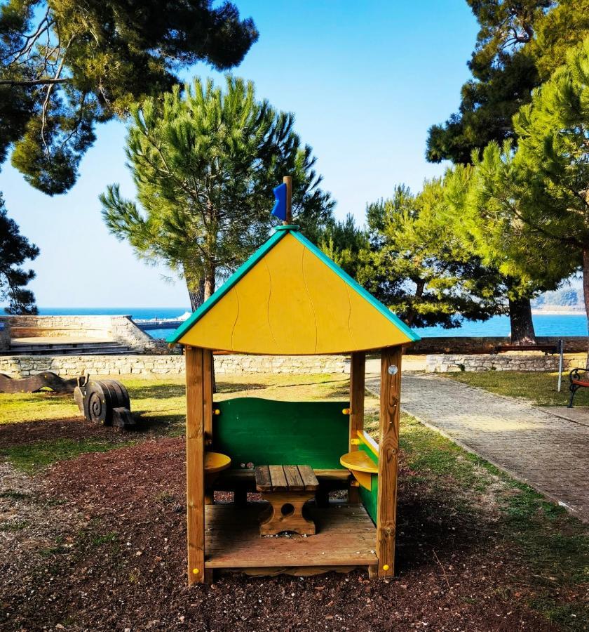 Lara Deluxe Superior 5 Star Apartment, Your Piece Of Heaven By The Sea & Park Новиград Екстериор снимка