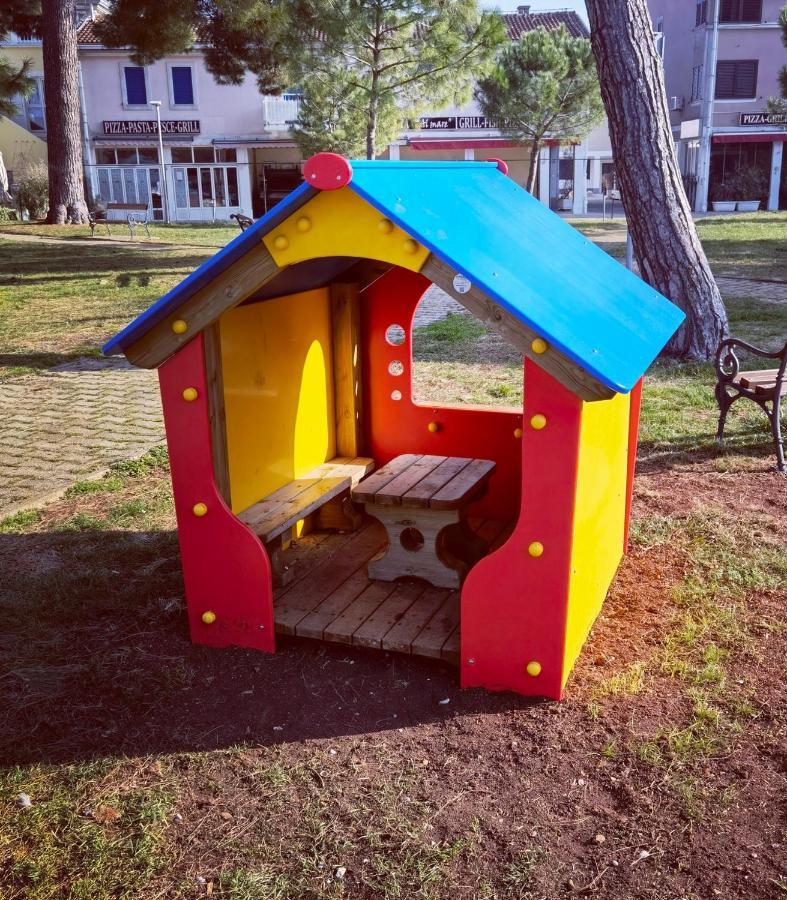 Lara Deluxe Superior 5 Star Apartment, Your Piece Of Heaven By The Sea & Park Новиград Екстериор снимка